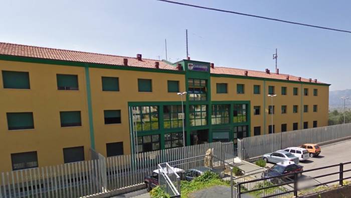 finge visita domiciliare ma torna a casa dottore arrestato