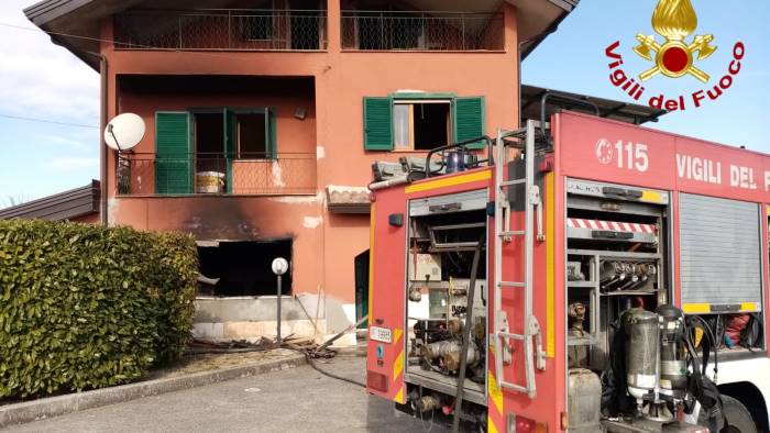 fiamme in un abitazione anziano salvato