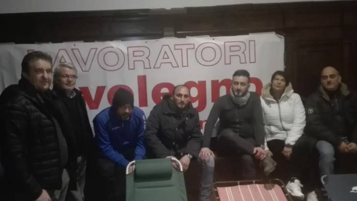 novolegno decima notte di presidio con il sindaco festa