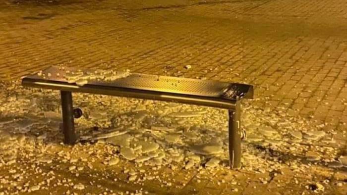 vandali devastano pensilina dell autobus