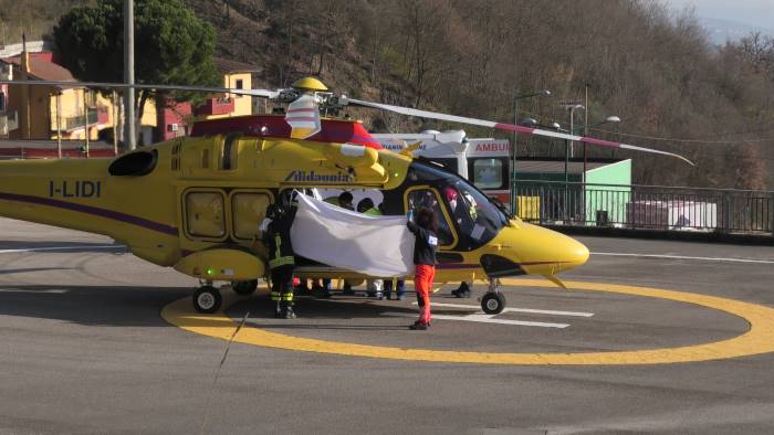 si lancia dal balcone giovane donna in gravissime condizioni