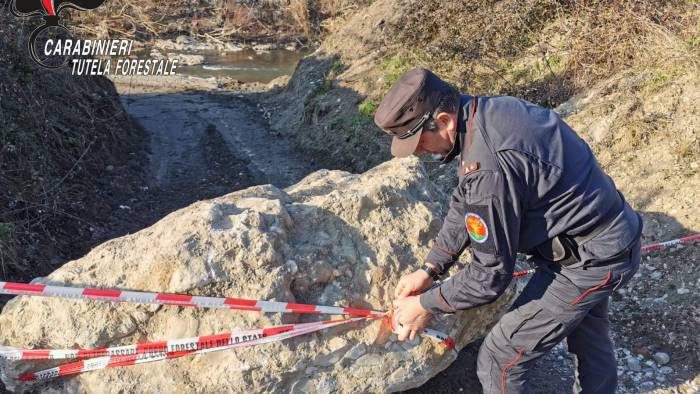 estraggono massi dal fiume sabato due persone denunciate