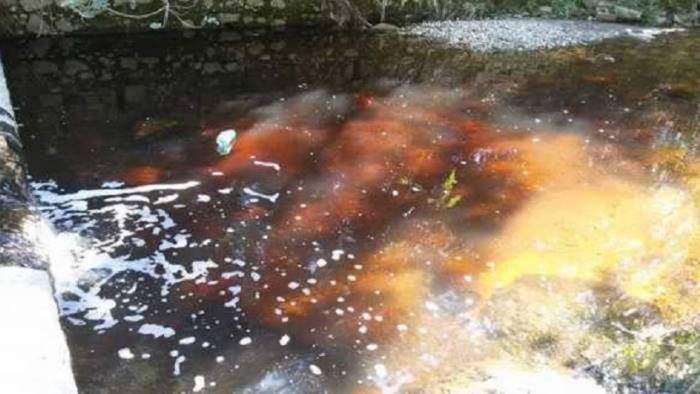 il fiume solofrana si tinge ancora di rosso