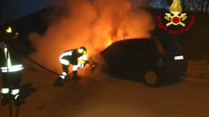 auto in fiamme ad atripalda si indaga