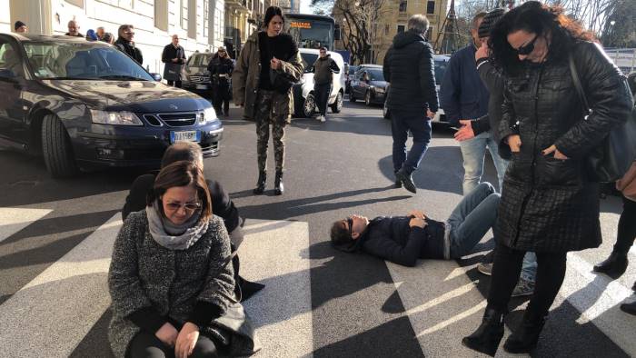 foto protesta lavoratori consorzio non mangiamo da 8 mesi