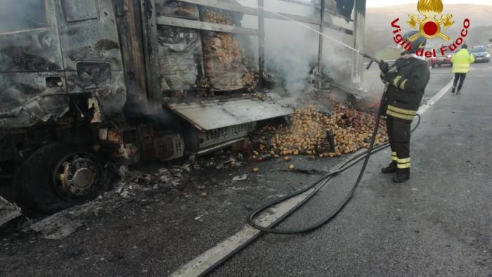 incendio in a16 autocarro in fiamme alba di paura