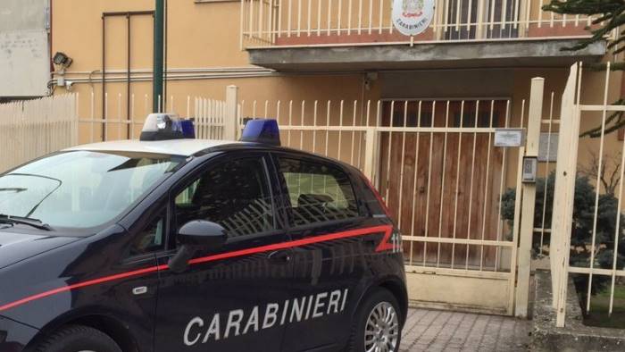 vende merce in strada illegalmente allontanato un 40enne