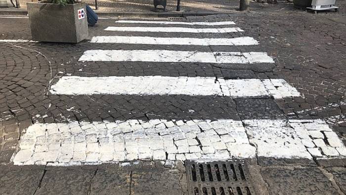 a napoli spuntano le strisce pedonali fai da te