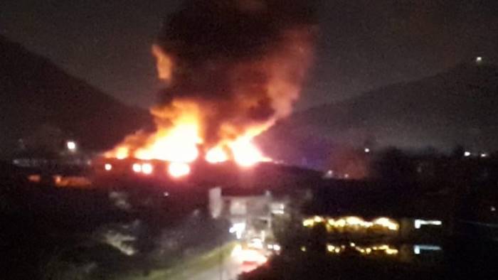 spaventoso incendio in un capannone industriale a nocera