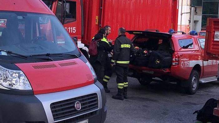 in auto nel torrente padre e figlio salvati dai pompieri