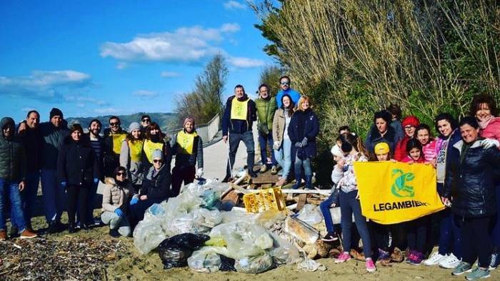 pollica spiaggia invasa dai rifiuti volontari la ripuliscono