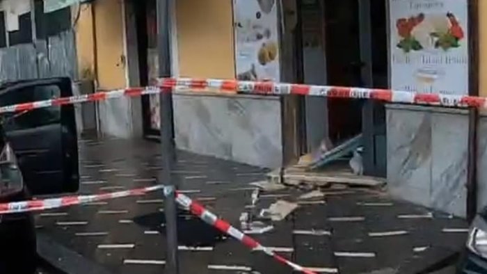 un altra bomba davanti alla formaggeria paura ad atripalda