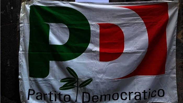 pd all attacco di dema lui pensa alla calabria noi a napoli