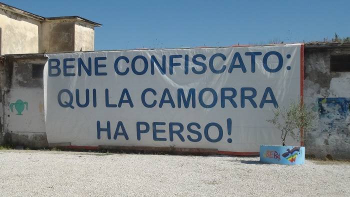 una scuola nel complesso sequestrato alla camorra