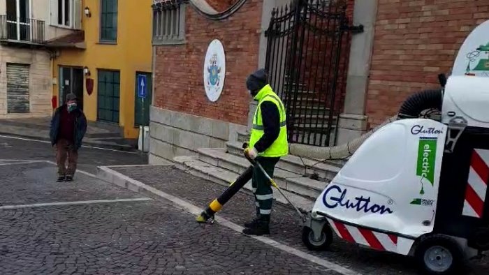 aspiratore elettrico in azione nel centro storico ad ariano