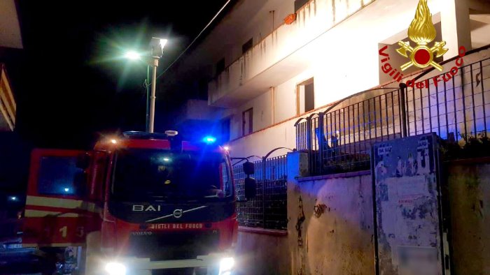 fiamme in un abitazione famiglia evacuata