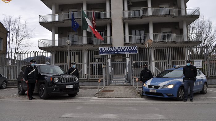 viola divieto di dimora ripreso da telecamere arrestato