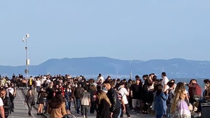 covid torna la folla sul lungomare siate responsabili