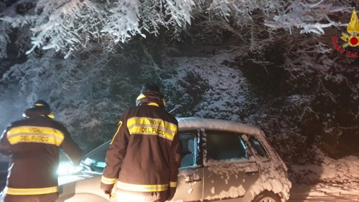 auto bloccate sul laceno arrivano i caschi rossi