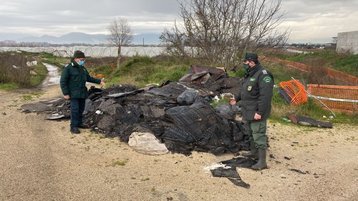 discarica abusiva e cimitero di auto bruciate ad afragola