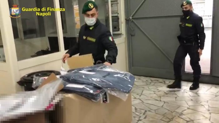 capi contraffatti in un outlet di casoria scatta il sequestro