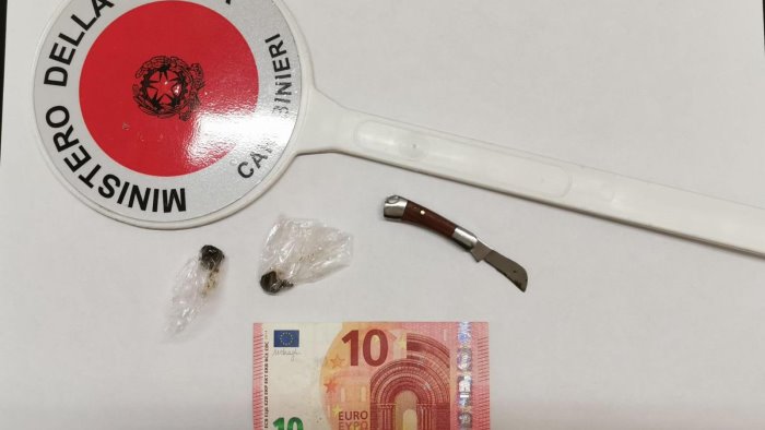 cede una dose di hashish ad un coetaneo 18enne nei guai