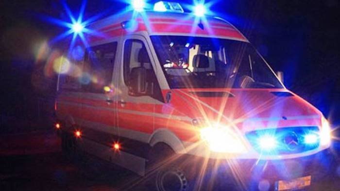 trovato in fin di vita lungo la strada e poi muore in ospedale