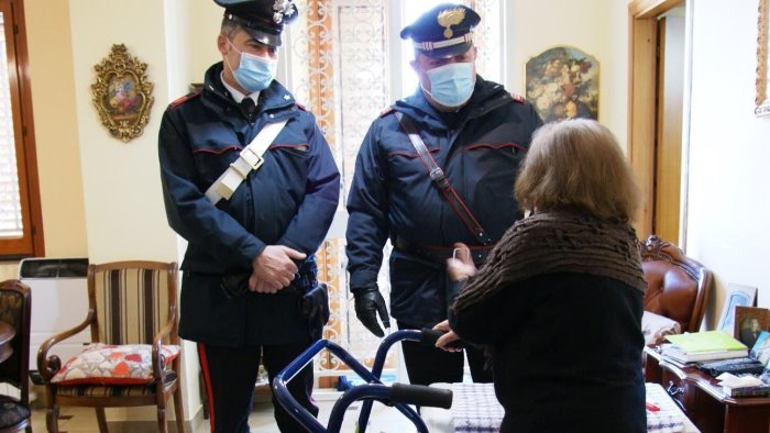 anziana chiama i carabinieri aiutatemi ho freddo sto male