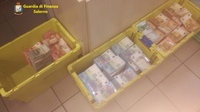 un milione di euro in casa nascosto tra materassi e biscotti