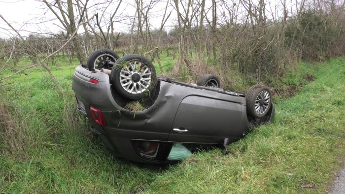 ariano resta incastrata in auto salvata dai vigili del fuoco