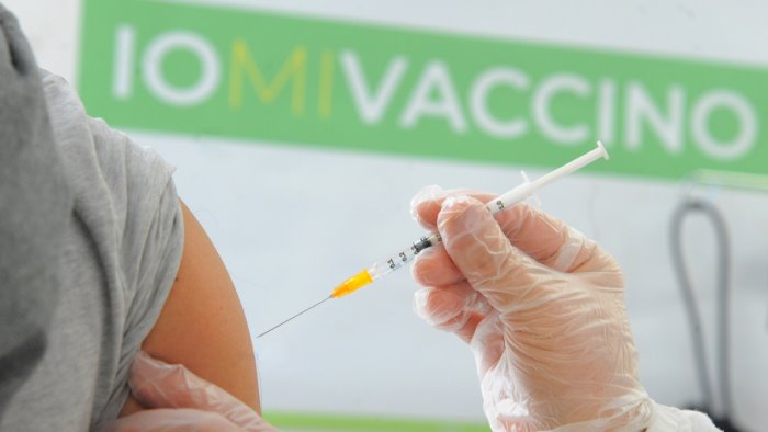 vaccini covid conte preoccupano notizie aziende produttrici