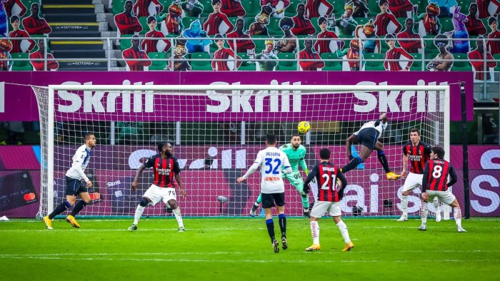 pesante ko milan a san siro ma e campione d inverno