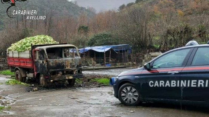 in fiamme camion parcheggiato giallo a montoro