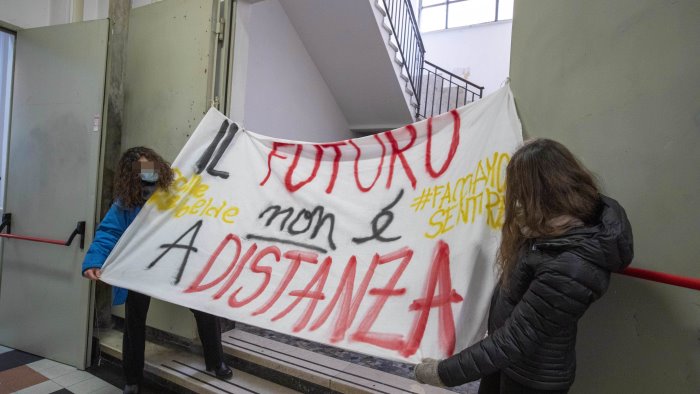 scuol studenti in piazza chiedono rientro in sicurezza