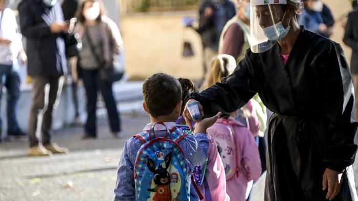 scuola a napoli 23 studenti contagiati nelle ultime 24 ore