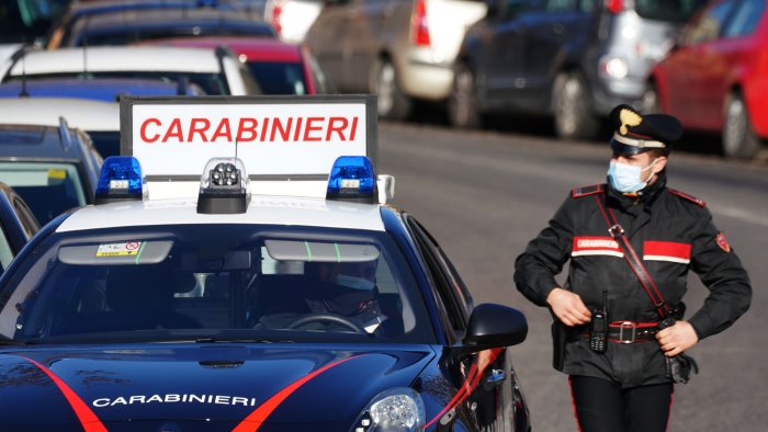 in casa senza cibo carabinieri fanno loro la spesa