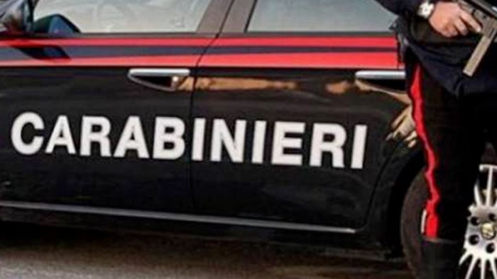 evade dai domiciliari per minacciare il patrigno