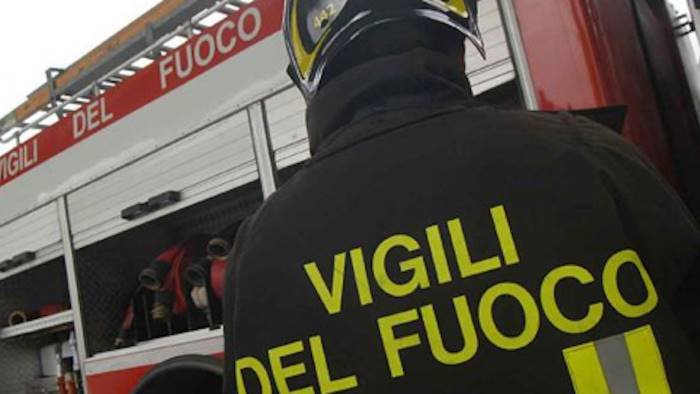 tenta di lanciarsi nel vuoto vigile del fuoco lo salva a volo