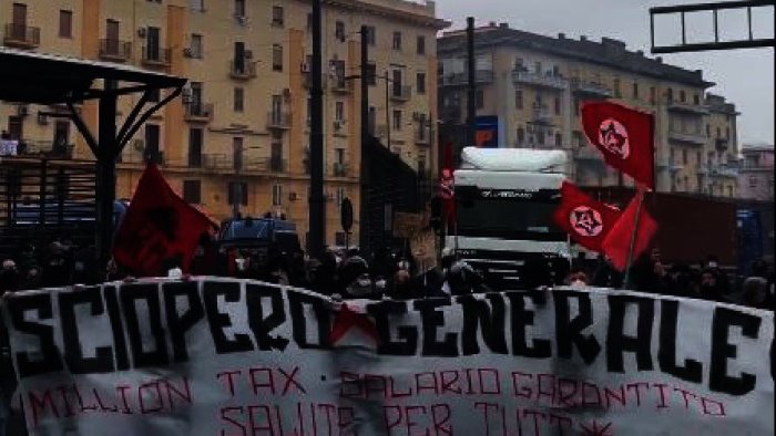 napoli sciopero generale occupato il porto