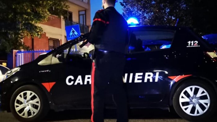 colpisce la compagna con una bottiglia arrestato 45enne