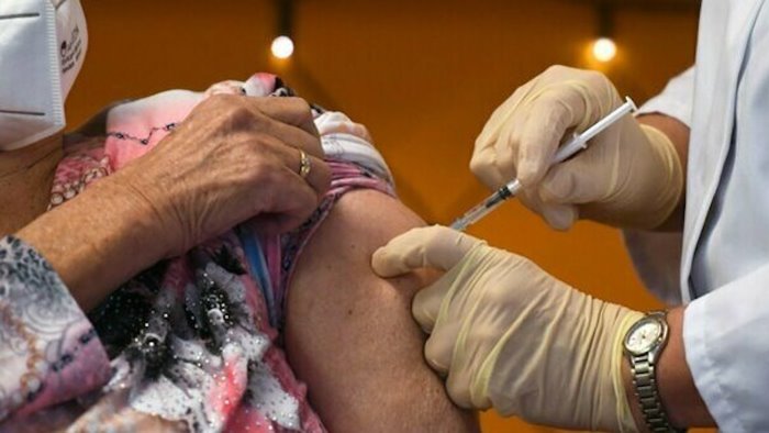 vaccini in aumento somministrate 80mila dosi in italia