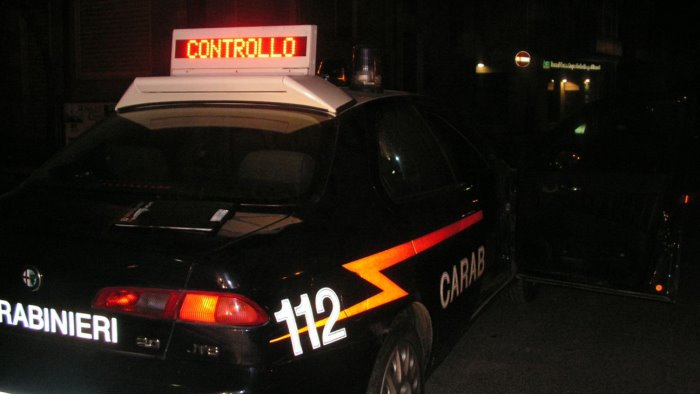 con una zappa minaccia un vicino e i carabinieri arrestato