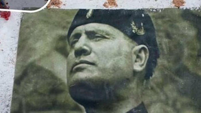 torta con immagine di mussolini e bufera gesto deplorevole