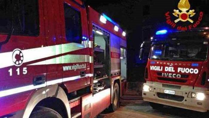 in fiamme mobilificio d antiquariato a curti