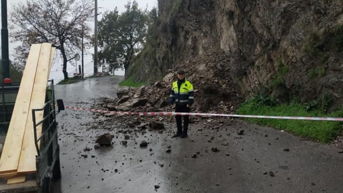 maltempo frana a cava de tirreni area interdetta