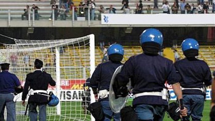 violano la zona rossa per la partita multati due ultras