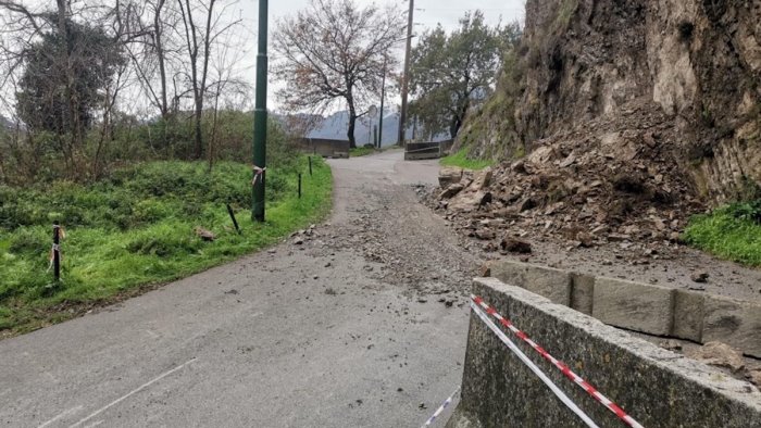 cava ripristinata la chiusura della strada dopo la frana