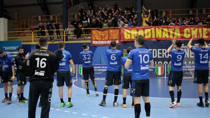 pallamano l italia travolge la lettonia a chieti