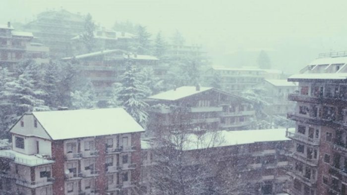 irpinia in bianco nevica anche ad avellino allerta fino a domani