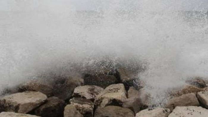 traghetto spinto dal forte vento sul pontile mobile paura a capri